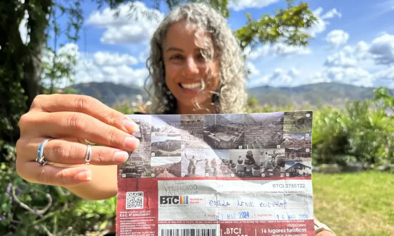 turista-latina-mostrando-su-boleto-turistico-cusco