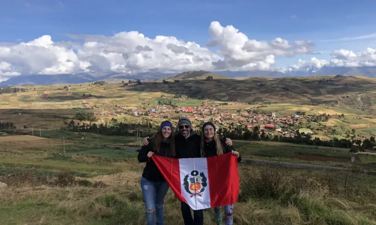 pareja-de-colombianos-visitando-valle-sagrado-de-los-incas