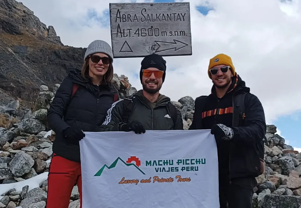 Salkantay Trek por libre vs con agencia: diferencias, ventajas y consejos - Our European tourists on the Salkantay Pass Our European tourists on the Salkantay Pass
