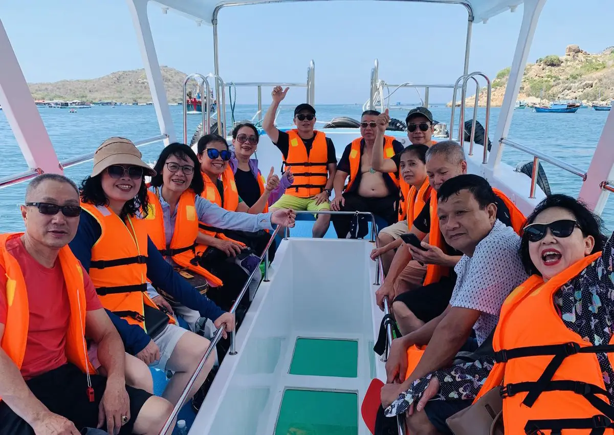 realizando-un-guiado-turistico-con-nuestros-pasjeros-latinos