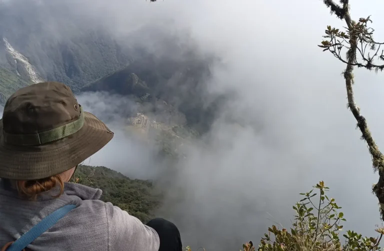 turista-latino-maravillándose-del-camino-inca
