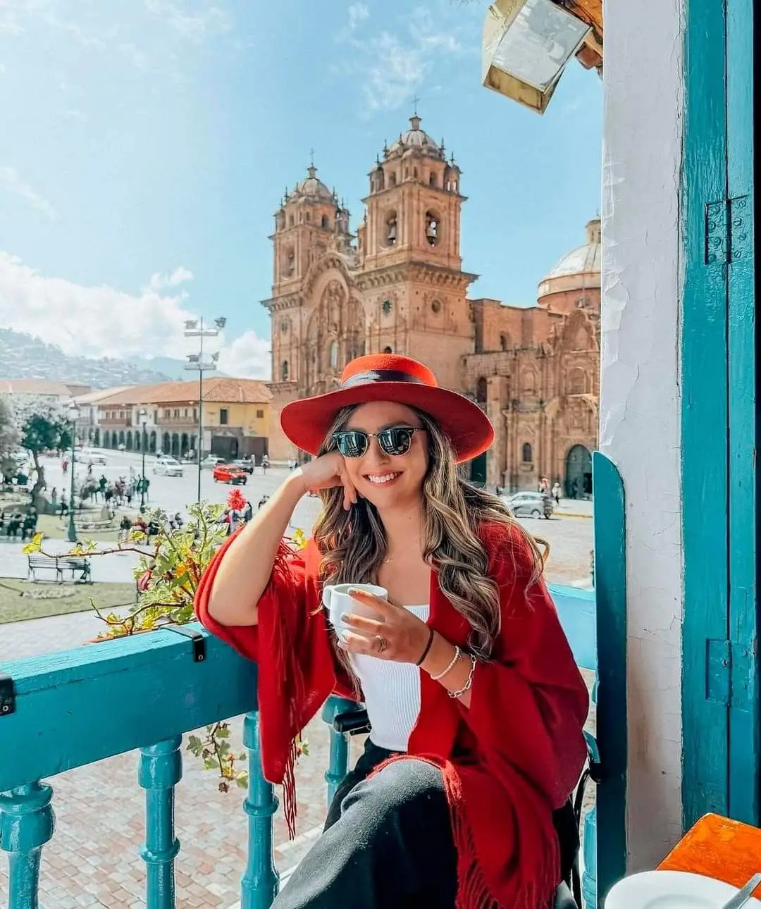 turista-latina-maravillandose-en-cusco-4-dias