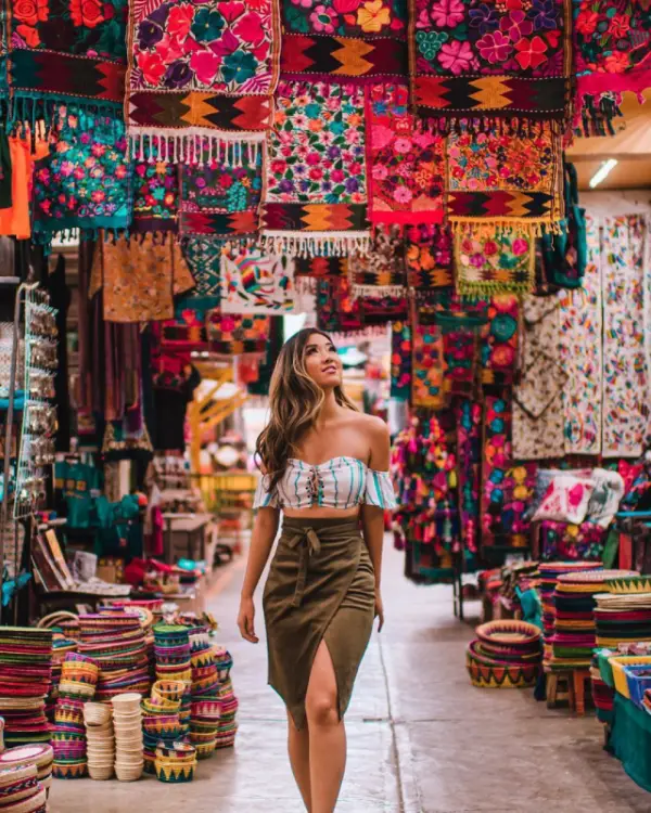 ultimo-dia-en-cusco-turista-latina-comprando-artesanias