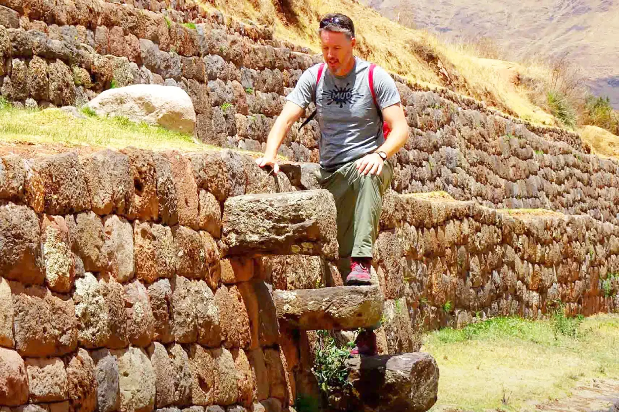 American tourist admires Tipon's hydraulic engineering