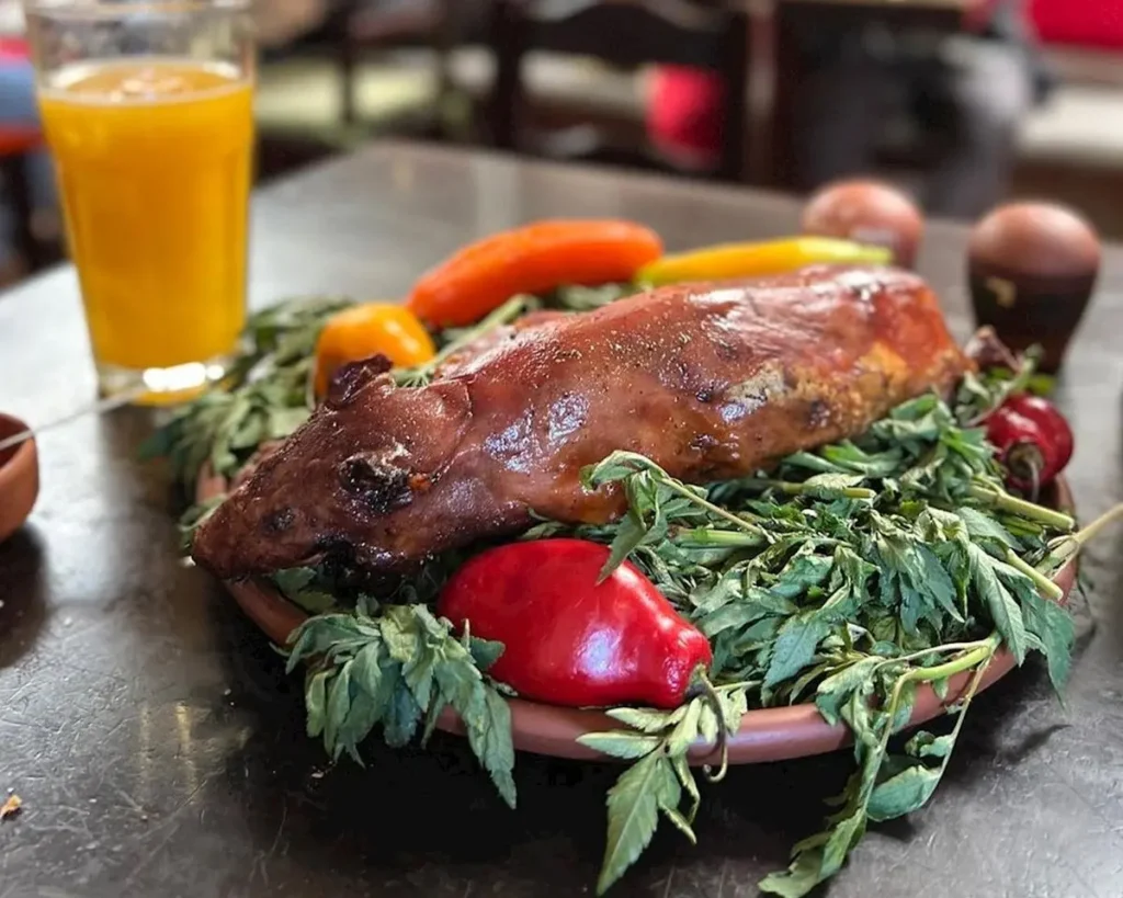 gastronomia em machu picchu cuy assado
