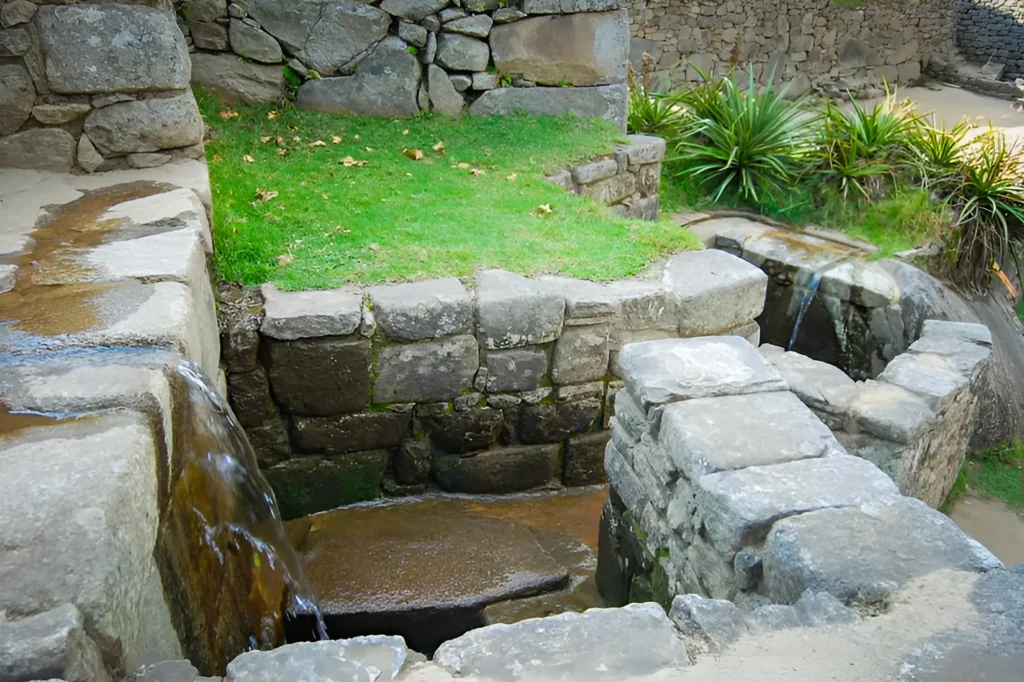 Residencia Real de Machu Picchu: función, arquitectura y recorrido - canales de agua Canal de agua