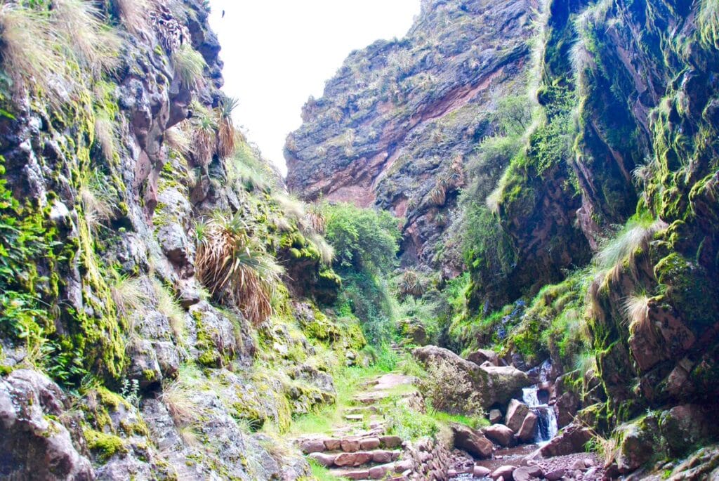 Huchuy Qosqo Trek Route: Stretch, landscapes, and key points - canon de leon León Punku canyon,