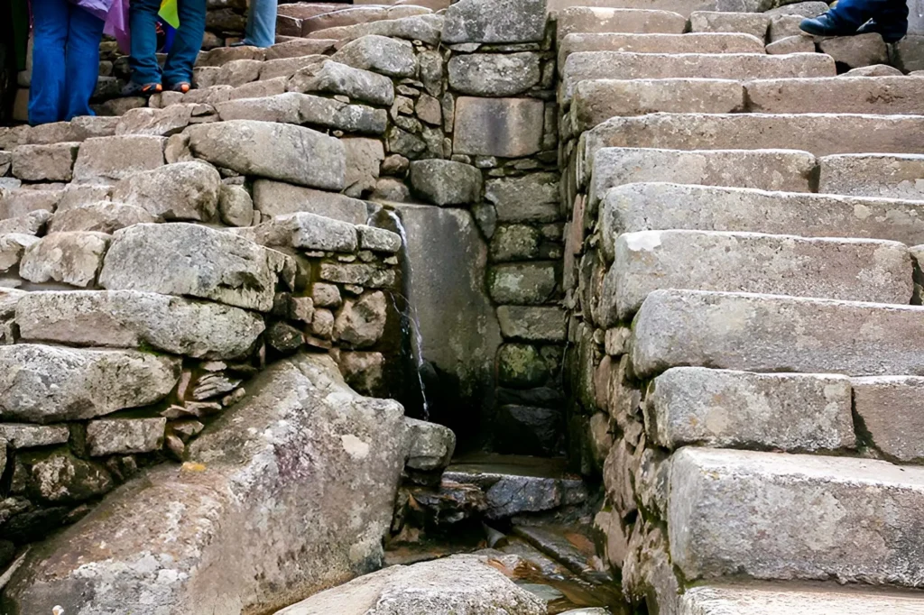 Residencia Real de Machu Picchu: función, arquitectura y recorrido - escalinatas y manante Escalinatas