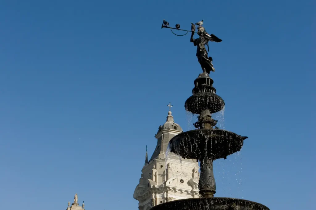 Plaza Mayor of Lima: Attractions, History and the Changing of the Guard - fuente de pizarro Fountain Pizarro