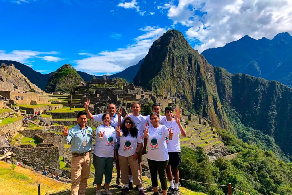 Machu Picchu Viajes group with guide