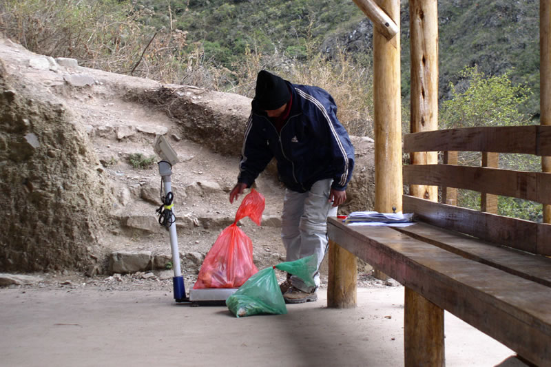 Inca Trail rules, permits, requirements, and prohibitions - Residuos son revisado Waste is inspected on the Inca Trail