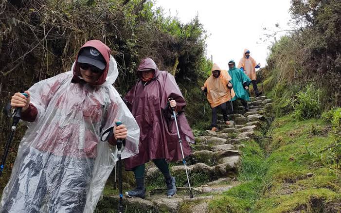 camino inca en lluvia